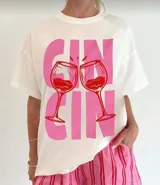 Remerón blanco de corte holgado con estampado de copas de vino y la palabra 'Gin' en color rosa.