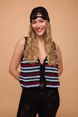 Casquet tejido de crochet color negro.