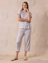 Conjunto de pijama marca René Rofé, compuesto por remera de manga corta con escote redondo y botón, y pantalón capri con cintura elastizada.