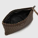 Clutch plateado tejido con asa de mano.
