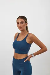 Top deportivo azul marino de corte simple con espalda cuadrada, corte ancho debajo del busto y padding desmontable.