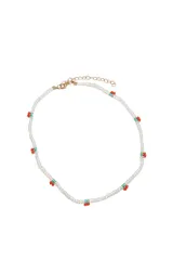 Gargantilla de cuentas blancas con detalles de cerezas rojas y cuentas turquesas.