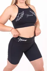 Calza biker negra de tiro alto, confeccionada en poliamida y elastano.