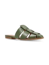 Sandalia tipo mule color crema con diseño entretejido y suela plana.