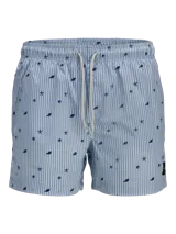 Short de baño celeste con rayas verticales blancas y estampado de motivos marinos en azul. Cuenta con cintura elástica ajustable con cordón y bolsillos laterales.