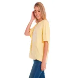 Remera amarilla de corte boxy con estampado de Caterpillar en el frente.