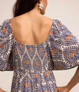 Vestido long midi de viscosa estampada con corazones y piñas, escote corazón, mangas cortas evasé, volado en el ruedo y botones delanteros.