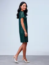 Vestido corto de lentejuelas marca Ninety, con cuello a la base y mangas cortas. Cuenta con forro interno a tono y un calce entallado.