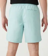 Bermuda celeste de algodón con cintura elástica ajustable con cordón y etiqueta lateral con logo de la marca.
