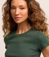 Blusa verde oscuro de algodón acanalado, corte ajustado y cuello redondo.