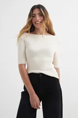 Sweater color crema de tejido de punto acanalado, con cuello bote y mangas 3/4.