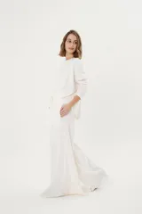 Pantalón palazzo color crudo, de morley térmico suavizado, con bolsillos laterales, cintura elastizada y cordón ajustable.