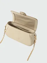 Bolso de hombro Marc Jacobs modelo The Clover, color rosa chicle, con correa fina al tono y cierre con el logo de la marca.