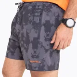 Short deportivo de trail running gris con estampado abstracto, confeccionado en poliéster y spandex. Cuenta con cintura elástica con cordón interior, bolsillo trasero con cierre y dos bolsillos laterales.