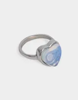Anillo plateado con dije de corazón de piedra lunar.