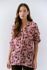 Camisa de corte holgado con estampado de leopardo en tonos rosa y burdeos, con botonera frontal.