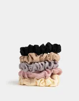 Set de gomitas de pelo tipo scrunchies en colores negro, beige, gris, rosa y amarillo.