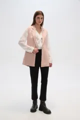 Chaleco blanco sin mangas con solapas, confeccionado en lino y viscosa. De corte recto y calce al cuerpo.