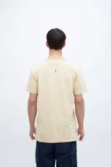 Remera azul marino de manga corta con cuello redondo y media cartera con dos botones.