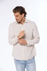 Camisa de lino color beige con rayas verticales blancas, corte slim fit y mangas largas.