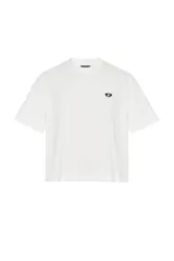 Remera blanca de corte amplio con logo pequeño bordado en el pecho.