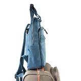 Mochila celeste de poliéster con formato rectangular, acceso con cierre doble, asas fijas y correa regulable.
