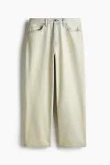 Pantalón de jean color crema, de corte holgado, con tiro bajo y cinco bolsillos.