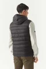 Chaleco inflable verde oliva con capucha ajustable, cierre frontal y bolsillos laterales con cierre.