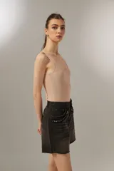 Body color beige con strass, de bretel ancho, al cuerpo y cuello redondo.