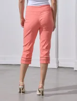 Pantalón capri blanco de gabardina elastizada con bolsillos simulados, pretina ancha, corte recto y detalle de puntilla en el ruedo.