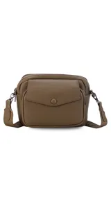 Bandolera color beige de cuero sintético con dos compartimentos principales con cierre, bolsillo interno y correa de tela regulable. Incluye un bolsillo trasero con cierre y un bolsillo frontal con botón.