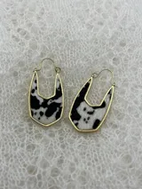 Par de aros colgantes con forma geométrica, con interior de cuero sintético negro con textura de piel de cocodrilo y borde dorado.