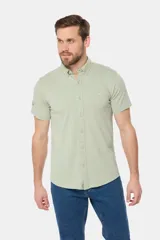 Camisa celeste de piqué con manga corta, botones personalizados y logo bordado a tono.