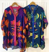 Camisero de mangas cortas con estampado abstracto multicolor.