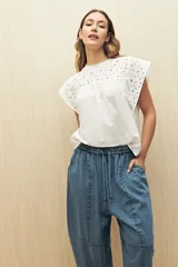 Pantalón gris oscuro de denim con corte holgado, cintura elastizada con cordón y ruedo con dobladillo.