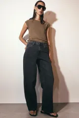 Jeans de tiro medio con corte relaxed fit y balloon leg, color azul denim. Cuenta con cintura con trabillas, cinco bolsillos y cierre frontal con cremallera y botón. Modelo ZARA WOMAN COLLECTION.