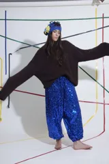 Sweater tejido a crochet a mano 100% en lana, de calce holgado con cuello a la base y puños. Diseño con dibujo de piña y texto 'Ira Fruta'.