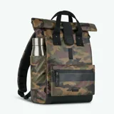 Mochila Cabaia modelo Explorer Puebla con estampado de camuflaje en tonos verde, marrón y negro. Cuenta con tapa enrollable, revestimiento impermeable, cremalleras AquaGuard, espumas traseras, bolsillo exterior para botella de agua, rayas reflectantes, compartimento principal amplio, bolsillo para ordenador de hasta 16 pulgadas, hebilla de bloqueo magnético Fidlock, correa para el pecho y sistema MOLLE para bolsas intercambiables.
