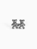 Botón plateado para cintura con forma de dos ositos de peluche tomados de la mano.