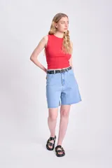 Bermuda de jean celeste con corte a la rodilla y ruedo desflecado.