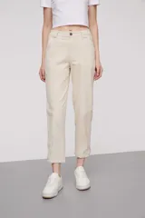 Pantalón crudo de pana con corte recto y detalles de bolsillos laterales.