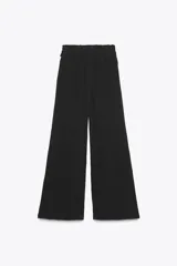 Pantalón negro de tiro alto con cintura elástica ajustable con cordones laterales, forro interior corto y pernera ancha.