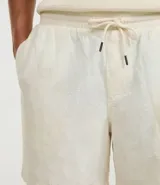 Bermuda masculina color crema, de tejido con textura sutil, cintura elástica con cordón de ajuste y bolsillos laterales.