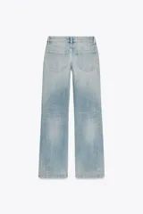 Pantalón de jean celeste claro, de tiro bajo, corte wide leg y largo hasta el tobillo. Tiene cinco bolsillos, cierre frontal con cremallera y botón metálico.