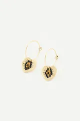 Aros tipo argolla dorados con dije de corazón dorado bordado con mostacillas negras y naranjas.