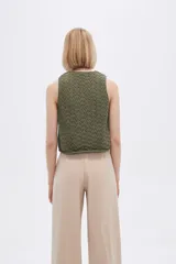 Top sin mangas de algodón color blanco, tejido al crochet, con escote en V profundo y lazo de ajuste en el frente.