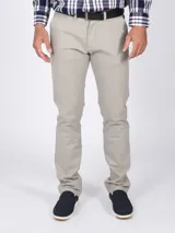 Pantalón chino gris claro de corte slim fit, con bolsillos laterales y traseros.