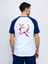 Remera blanca con mangas raglán azul marino, cuello redondo y logo del Club Nacional de Football estampado en el pecho.