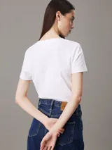 Remera blanca de algodón con cuello redondo y corte slim fit. Logotipo "Calvin Klein Jeans" bordado en el pecho.