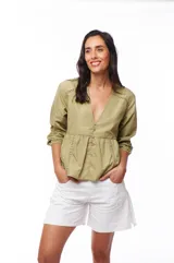 Blusa color verde oliva con escote en V, mangas largas abullonadas con puños elásticos y detalle de calado en hombros y cintura.